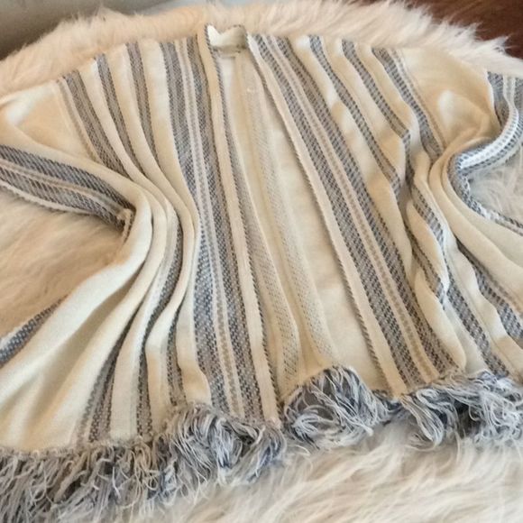 💞LUCKY BRAND 💞Line in Love💞M/L poncho - Picture 7 of 12